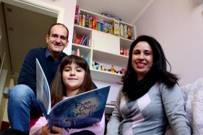  PORTO ALEGRE, RS, BRASIL, 14/06/2018 - Emelise de Silveira Dorini e Carlos Eduardo Dorini com a filha, Ana Carolina, aluna do 2º ano.(FOTOGRAFO: FERNANDO GOMES / AGENCIA RBS)