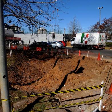  CAXIAS DO SUL, RS, BRASIL, 18/06/2018Prefeitura está fazendo obras na BR-116 para melhorar fluxo de trânsito no entroncamento com a Rua Sinimbu e no cruzamento com a Rua Luiz Michelon. (Lucas Amorelli/Agência RBS)