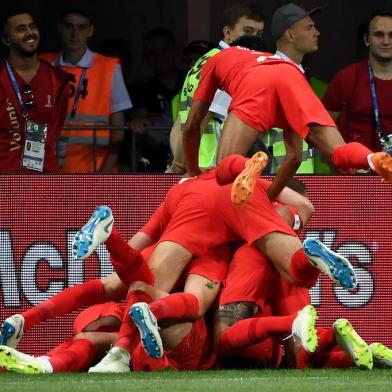  England players celebrate their second goal during the Russia 2018 World Cup Group G football match between Tunisia and England at the Volgograd Arena in Volgograd on June 18, 2018. / AFP PHOTO / Mark RALSTON / RESTRICTED TO EDITORIAL USE - NO MOBILE PUSH ALERTS/DOWNLOADSEditoria: SPOLocal: VolgogradIndexador: MARK RALSTONSecao: soccerFonte: AFPFotógrafo: STF