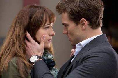 Dakota Johnson e Jamie Dornam em cena da adaptação literária de 50 Tons de Cinza, best-seller de E.L. James