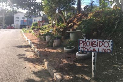 Nos primeiros seis meses de 2018, os focos de lixo irregulares na Capital dobraram em relação a 2017. na foto, a esquina da Rua da Fonte com a Rua Silva Saldanha, no Bairro Bom Jesus, Zona Leste de Porto Alegre.No final do ano passado, equipes do DMLU foram até o local e iniciaram um projeto que, além de retirar os resíduos, também revitaliza os espaços até então utilizado como lixões. Flores foram plantadas no local dentro de tubos de concreto, reutilizados após descarte. 