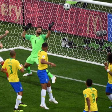  Switzerlands midfielder Steven Zuber (L) scores against Brazils goalkeeper Alisson during the Russia 2018 World Cup Group E football match between Brazil and Switzerland at the Rostov Arena in Rostov-On-Don on June 17, 2018. / AFP PHOTO / KHALED DESOUKI / RESTRICTED TO EDITORIAL USE - NO MOBILE PUSH ALERTS/DOWNLOADSEditoria: SPOLocal: Rostov-on-DonIndexador: KHALED DESOUKISecao: soccerFonte: AFPFotógrafo: STF