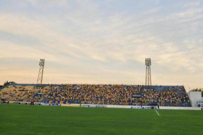  O E. C. Pelotas enfrenta o  Porto Alegre no Estádio Boca do Lobo em Pelotas.