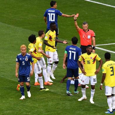  Colombia's midfielder Carlos Sanchez (unssen) is shown a red card by Slovenian referee Damir Skominaduring the Russia 2018 World Cup Group H football match between Colombia and Japan at the Mordovia Arena in Saransk on June 19, 2018. / AFP PHOTO / Mladen ANTONOV / RESTRICTED TO EDITORIAL USE - NO MOBILE PUSH ALERTS/DOWNLOADSEditoria: SPOLocal: SaranskIndexador: MLADEN ANTONOVSecao: soccerFonte: AFPFotógrafo: STF