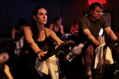 EXERCISE-REYNOLDS-ART-LSPRAly Organek, left, takes her second class at Flywheel in Manhattan, New York, April 12, 2012. Just trying a high-intensity interval training workout for the first time may be a critical step in including high-intensity training as part of your everyday routine. (Kirsten Luce/The New York Times)Editoria: ALocal: NEW YORKIndexador: KIRSTEN LUCEFonte: NYTNSFotógrafo: STR