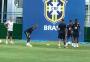 Neymar sente dor no pé direito e deixa o treino da Seleção mais cedo