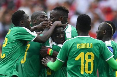  Senegals midfielder Idrissa Gana Gueye (C) celebrates a goal with teammates during the Russia 2018 World Cup Group H football match between Poland and Senegal at the Spartak Stadium in Moscow on June 19, 2018. / AFP PHOTO / Patrik STOLLARZ / RESTRICTED TO EDITORIAL USE - NO MOBILE PUSH ALERTS/DOWNLOADSEditoria: SPOLocal: MoscowIndexador: PATRIK STOLLARZSecao: soccerFonte: AFPFotógrafo: STR