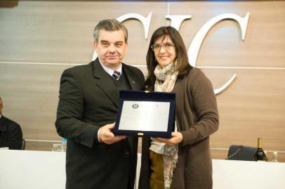 O presidente da CIC, Ivanir Gasparin, ressaltou o trabalho do Instituto Elisabetha Randon e para homenagear o aniversário da instituição fez a entrega de uma placa a Maurien.