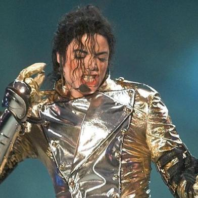  le chanteur américain Michael Jackson se produit sur scène, le 25 Juin au stade Gerland à Lyon, devant près de 25 000 personnes, lors dun concert qui démarre sa tournée française intitulée HIStory World TourII. (IMAGE NUMERIQUE) / AFP PHOTO / PASCAL GEORGEEditoria: ACELocal: LyonIndexador: PASCAL GEORGESecao: musicFonte: AFP