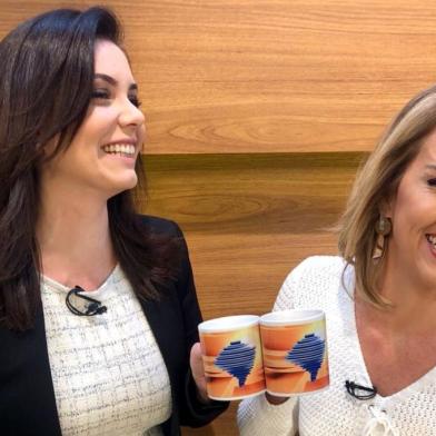 Daniela Ungaretti (D) se fina de rir nos bastidores do Bom Dia Rio Grande, ao lado de Simone Lazzari.