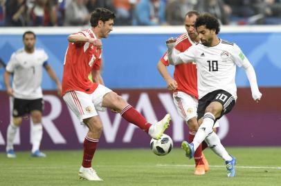  Russias midfielder Yury Zhirkov (L) and Egypts forward Mohamed Salah vie during the Russia 2018 World Cup Group A football match between Russia and Egypt at the Saint Petersburg Stadium in Saint Petersburg on June 19, 2018.  / AFP PHOTO / GABRIEL BOUYS / RESTRICTED TO EDITORIAL USE - NO MOBILE PUSH ALERTS/DOWNLOADSEditoria: SPOLocal: Saint PetersburgIndexador: GABRIEL BOUYSSecao: soccerFonte: AFPFotógrafo: STF