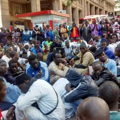 Senegalezes fazem caminhada pela paz em Porto Alegre na manhã do dia 12 de setembro. Ato ocorreu antes de vir à tona a notícia de que um senegalês havia sido queimado em Santa Maria.