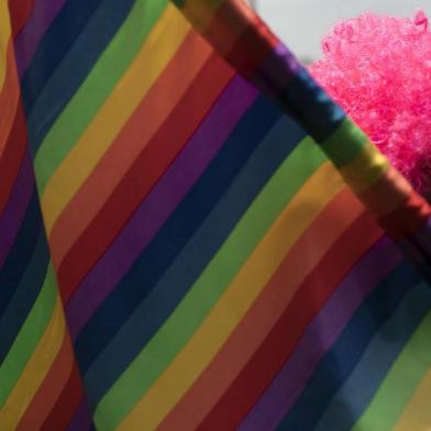  A man poses for the picture during the Gay Pride Parade at Copacabana beach in Rio de Janeiro, Brazil, on November 19, 2017.  / AFP PHOTO / LEO CORREAEditoria: SOILocal: Rio de JaneiroIndexador: LEO CORREASecao: gays and lesbiansFonte: AFPFotógrafo: STR