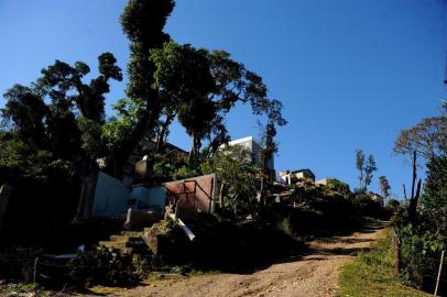  CAXIAS DO SUL, RS, 18/06/2018 Loteamento Vila Verde II: Acabou o prazo para a desocupação do loteamento Vila Verde II, mas 56 famílias querem montar uma cooperativa para tentar comprar a área invadida.Cases:- Cristian dos Santos, 31, metalúrgico desempregado- Ondino Rodriques Martin, 54, pedreiro- Valderez Rotel Messa, 65, aposentada(Lucas Amorelli/Agência RBS)