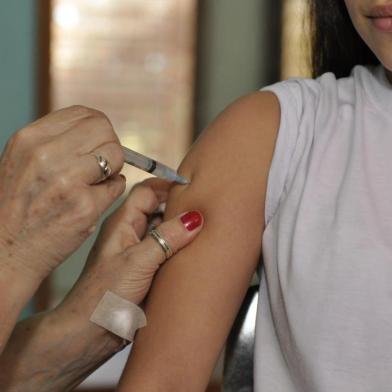  CAXIAS DO SUL, RS - 04/04/2014 - Última etapa da vacinação contra o HPV, em Caxias do Sul, na Escola Emilio Meyer. Sessenta meninas foram vacinadas. Na foto, a enfermeira Valeri Pilati aplica dose nas adolescentes. (GABRIEL LAIN / ESPECIAL)