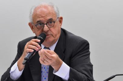  O ex-presidente do Supremo Tribunal Federal (STF) Nelson Jobim fala na Comissão especial sobre o pacto federativo, durante audiência pública (Antonio Cruz/Agência Brasil)Indexador: Antonio Cruz/AgÃªncia Brasil