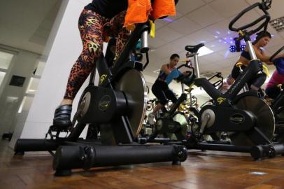  PORTO ALEGRE, RS, BRASIL 25/04/2016 - Aulas de Ginástica. Exercício Bike Indoor. (FOTO: LAURO ALVES/AGÊNCIA RBS).