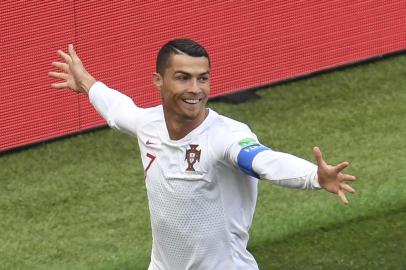  Portugals forward Cristiano Ronaldo (L) celebrates opening the scoring for Portugal during the Russia 2018 World Cup Group B football match between Portugal and Morocco at the Luzhniki Stadium in Moscow on June 20, 2018. / AFP PHOTO / Patrik STOLLARZ / RESTRICTED TO EDITORIAL USE - NO MOBILE PUSH ALERTS/DOWNLOADSEditoria: SPOLocal: MoscowIndexador: PATRIK STOLLARZSecao: soccerFonte: AFPFotógrafo: STR