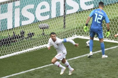  Portugal's forward Cristiano Ronaldo (L) celebrates opening the scoring for Portugal during the Russia 2018 World Cup Group B football match between Portugal and Morocco at the Luzhniki Stadium in Moscow on June 20, 2018. / AFP PHOTO / Patrik STOLLARZ / RESTRICTED TO EDITORIAL USE - NO MOBILE PUSH ALERTS/DOWNLOADSEditoria: SPOLocal: MoscowIndexador: PATRIK STOLLARZSecao: soccerFonte: AFPFotógrafo: STR