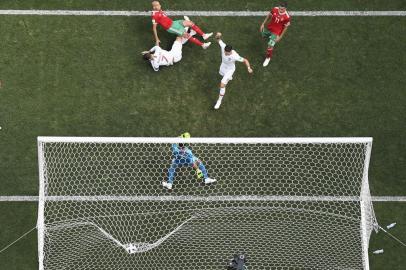  Portugals forward Cristiano Ronaldo (7) scores during the Russia 2018 World Cup Group B football match between Portugal and Morocco at the Luzhniki Stadium in Moscow on June 20, 2018. / AFP PHOTO / Mladen ANTONOV / RESTRICTED TO EDITORIAL USE - NO MOBILE PUSH ALERTS/DOWNLOADSEditoria: SPOLocal: MoscowIndexador: MLADEN ANTONOVSecao: soccerFonte: AFPFotógrafo: STF