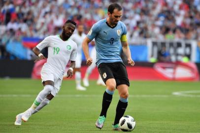  Uruguays defender Diego Godin (R) vies with Saudi Arabias forward Fahad Al-Muwallad during the Russia 2018 World Cup Group A football match between Uruguay and Saudi Arabia at the Rostov Arena in Rostov-On-Don on June 20, 2018. / AFP PHOTO / Pascal GUYOT / RESTRICTED TO EDITORIAL USE - NO MOBILE PUSH ALERTS/DOWNLOADSEditoria: SPOLocal: Rostov-on-DonIndexador: PASCAL GUYOTSecao: soccerFonte: AFPFotógrafo: STF