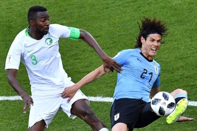  Uruguays forward Edinson Cavani (R) fights for the ball with Saudi Arabias defender Osama Hawsawi during the Russia 2018 World Cup Group A football match between Uruguay and Saudi Arabia at the Rostov Arena in Rostov-On-Don on June 20, 2018. / AFP PHOTO / JOE KLAMAR / RESTRICTED TO EDITORIAL USE - NO MOBILE PUSH ALERTS/DOWNLOADSEditoria: SPOLocal: Rostov-on-DonIndexador: JOE KLAMARSecao: soccerFonte: AFPFotógrafo: STF