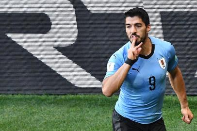  Saudi Arabias midfielder Hatan Babhir (L) vies with Uruguays midfielder Matias Vecino during the Russia 2018 World Cup Group A football match between Uruguay and Saudi Arabia at the Rostov Arena in Rostov-On-Don on June 20, 2018. / AFP PHOTO / JOE KLAMAR / RESTRICTED TO EDITORIAL USE - NO MOBILE PUSH ALERTS/DOWNLOADSEditoria: SPOLocal: Rostov-on-DonIndexador: JOE KLAMARSecao: soccerFonte: AFPFotógrafo: STF