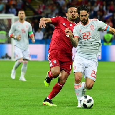  Irans midfielder Omid Ebrahimi (L) and Spains midfielder Isco compete for the ball during the Russia 2018 World Cup Group B football match between Iran and Spain at the Kazan Arena in Kazan on June 20, 2018. / AFP PHOTO / Luis Acosta / RESTRICTED TO EDITORIAL USE - NO MOBILE PUSH ALERTS/DOWNLOADSEditoria: SPOLocal: KazanIndexador: LUIS ACOSTASecao: soccerFonte: AFPFotógrafo: STF