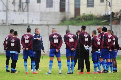  CAXIAS DO SUL, RS, BRASIL, 01/06/2018. Treino do SER Caxias no gramado suplemantar. O Caxias está disputando a Série D do Campeonato Brasileiro. Na foto, técnico Luiz Carlos Winck conversa com grupo de jogadores.  (Porthus Junior/Agência RBS)