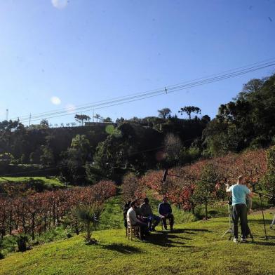  CAXIAS DO SUL, RS, BRASIL, 12/06/2018 - Bastidores da gravação do segundo programa Bodega do Bachi, que tem produção tem parceria do jornal Pioneiro, rádio Gaúcha Serra e RBS TV. A gravação ocorreu na Comunidade de São Bráz, interior de Caxias do Sul, e contou com a participação da torcedora grená Amanda Mazzochi e o ex-centroavante e ex-jogador do Caxias, Adão Fonseca. (Marcelo Casagrande/Agência RBS)