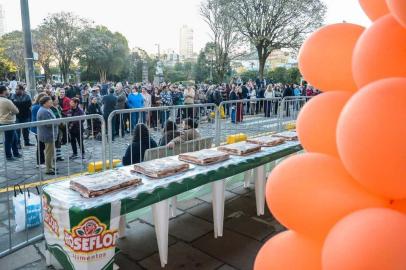 Centenas de pessoas comemoram os 128 anos de Caxias do Sul no Largo da prefeitura