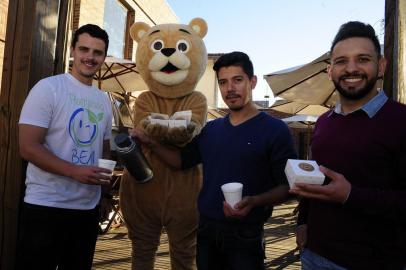  CAXIAS DO SUL, RS, BRASIL, 20/06/2018 - Amigos empresários se unem ao projeto Plantando o bem, e vão distribuir café e brownie para moradores de rua. NA FOTO: da esq. para direita -  José Eduardo Berto dos Santos, (plantando o bem), Wilckson Bitencourt e Josemar Karvaski, proprietários da Urso Brownie.  (Marcelo Casagrande/Agência RBS)