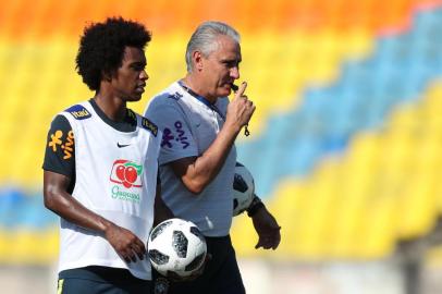  SOCHI, RUSSIA, 20.06.2018. Treino da Seleção Brasileira em Sochi. Na foto, Willian e o técnico Tite.Foto: Lucas Figueiredo/CBF, Divulgação