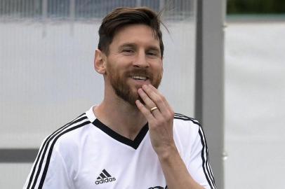  Argentinas forward Lionel Messi takes part in a training session at the teams base camp in Bronnitsy, near Moscow, on June 19, 2018, during the Russia 2018 World Cup football tournament. / AFP PHOTO / JUAN MABROMATAEditoria: SPOLocal: BronnitsyIndexador: JUAN MABROMATASecao: soccerFonte: AFPFotógrafo: STF