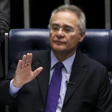  Brasília - O presidente do Senado, Renan Calheiros, preside a primeira sessão após a decisão do Supremo Tribunal Federal em mantê-lo no cargo. (Marcelo Camargo/Agência Brasil)