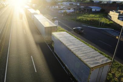  OSÓRIO, RS, BRASIL, 24-05-2018. Rodovias do RS no quarto dia de greve dos caminhoneiros. Categoria protesta contra o aumento no preço de combustíveis por todo o país (RONALDO BERNARDI/AGÊNCIA RBS)