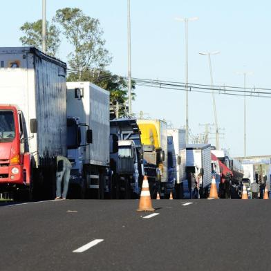  TRÊS CACHOEIRAS, RS, BRASIL, 24-05-2018. Rodovias do RS no quarto dia de greve dos caminhoneiros. Categoria protesta contra o aumento no preço de combustíveis por todo o país (RONALDO BERNARDI/AGÊNCIA RBS)