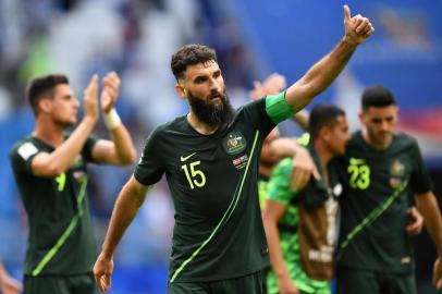  Australias midfielder Mile Jedinak (C) salutes the crowd after the final whistle during the Russia 2018 World Cup Group C football match between Denmark and Australia at the Samara Arena in Samara on June 21, 2018. / AFP PHOTO / Fabrice COFFRINI / RESTRICTED TO EDITORIAL USE - NO MOBILE PUSH ALERTS/DOWNLOADSEditoria: SPOLocal: SamaraIndexador: FABRICE COFFRINISecao: soccerFonte: AFPFotógrafo: STF