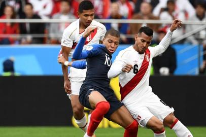  France's forward Kylian Mbappe (L) vies for the ball with Peru's defender Miguel Trauco (R) during the Russia 2018 World Cup Group C football match between France and Peru at the Ekaterinburg Arena in Ekaterinburg on June 21, 2018. / AFP PHOTO / FRANCK FIFE / RESTRICTED TO EDITORIAL USE - NO MOBILE PUSH ALERTS/DOWNLOADSEditoria: SPOLocal: YekaterinburgIndexador: FRANCK FIFESecao: soccerFonte: AFPFotógrafo: STF