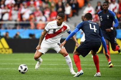  Perus forward Paolo Guerrero (L) vies for the ball with Frances defender Raphael Varane (R) during the Russia 2018 World Cup Group C football match between France and Peru at the Ekaterinburg Arena in Ekaterinburg on June 21, 2018. / AFP PHOTO / FRANCK FIFE / RESTRICTED TO EDITORIAL USE - NO MOBILE PUSH ALERTS/DOWNLOADSEditoria: SPOLocal: YekaterinburgIndexador: FRANCK FIFESecao: soccerFonte: AFPFotógrafo: STF