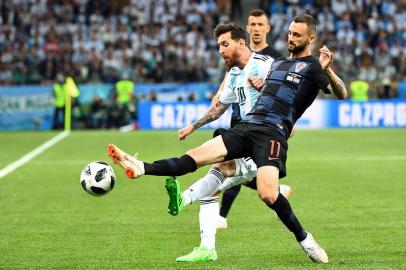  Argentinas forward Lionel Messi (L) vies with Croatias midfielder Marcelo Brozovic during the Russia 2018 World Cup Group D football match between Argentina and Croatia at the Nizhny Novgorod Stadium in Nizhny Novgorod on June 21, 2018. / AFP PHOTO / Johannes EISELE / RESTRICTED TO EDITORIAL USE - NO MOBILE PUSH ALERTS/DOWNLOADSEditoria: SPOLocal: Nizhniy NovgorodIndexador: JOHANNES EISELESecao: soccerFonte: AFPFotógrafo: STF