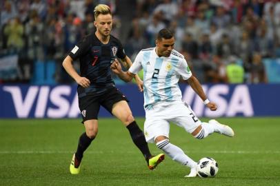  Croatia's midfielder Ivan Rakitic (L) vies with Argentina's defender Gabriel Mercado during the Russia 2018 World Cup Group D football match between Argentina and Croatia at the Nizhny Novgorod Stadium in Nizhny Novgorod on June 21, 2018. / AFP PHOTO / Dimitar DILKOFF / RESTRICTED TO EDITORIAL USE - NO MOBILE PUSH ALERTS/DOWNLOADSEditoria: SPOLocal: Nizhniy NovgorodIndexador: DIMITAR DILKOFFSecao: soccerFonte: AFPFotógrafo: STF