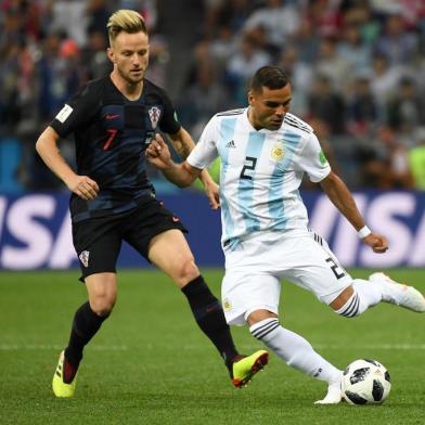  Croatia's midfielder Ivan Rakitic (L) vies with Argentina's defender Gabriel Mercado during the Russia 2018 World Cup Group D football match between Argentina and Croatia at the Nizhny Novgorod Stadium in Nizhny Novgorod on June 21, 2018. / AFP PHOTO / Dimitar DILKOFF / RESTRICTED TO EDITORIAL USE - NO MOBILE PUSH ALERTS/DOWNLOADSEditoria: SPOLocal: Nizhniy NovgorodIndexador: DIMITAR DILKOFFSecao: soccerFonte: AFPFotógrafo: STF