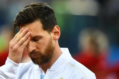 Argentinas forward Lionel Messi touches his forehead before the Russia 2018 World Cup Group D football match between Argentina and Croatia at the Nizhny Novgorod Stadium in Nizhny Novgorod on June 21, 2018. / AFP PHOTO / Johannes EISELE / RESTRICTED TO EDITORIAL USE - NO MOBILE PUSH ALERTS/DOWNLOADS