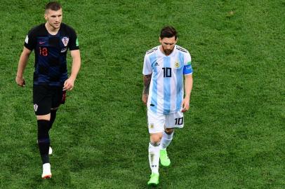  Argentinas forward Lionel Messi (R) and Croatias forward Ante Rebic look on during the Russia 2018 World Cup Group D football match between Argentina and Croatia at the Nizhny Novgorod Stadium in Nizhny Novgorod on June 21, 2018. / AFP PHOTO / Martin BERNETTI / RESTRICTED TO EDITORIAL USE - NO MOBILE PUSH ALERTS/DOWNLOADSEditoria: SPOLocal: Nizhniy NovgorodIndexador: MARTIN BERNETTISecao: soccerFonte: AFPFotógrafo: STF