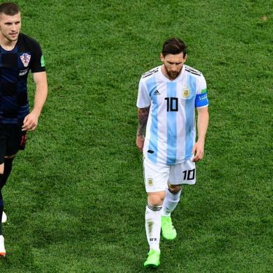  Argentinas forward Lionel Messi (R) and Croatias forward Ante Rebic look on during the Russia 2018 World Cup Group D football match between Argentina and Croatia at the Nizhny Novgorod Stadium in Nizhny Novgorod on June 21, 2018. / AFP PHOTO / Martin BERNETTI / RESTRICTED TO EDITORIAL USE - NO MOBILE PUSH ALERTS/DOWNLOADSEditoria: SPOLocal: Nizhniy NovgorodIndexador: MARTIN BERNETTISecao: soccerFonte: AFPFotógrafo: STF