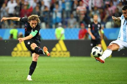  Croatias midfielder Luka Modric scores their second goal during the Russia 2018 World Cup Group D football match between Argentina and Croatia at the Nizhny Novgorod Stadium in Nizhny Novgorod on June 21, 2018. / AFP PHOTO / Johannes EISELE / RESTRICTED TO EDITORIAL USE - NO MOBILE PUSH ALERTS/DOWNLOADSEditoria: SPOLocal: Nizhniy NovgorodIndexador: JOHANNES EISELESecao: soccerFonte: AFPFotógrafo: STF