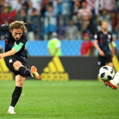  Croatias midfielder Luka Modric scores their second goal during the Russia 2018 World Cup Group D football match between Argentina and Croatia at the Nizhny Novgorod Stadium in Nizhny Novgorod on June 21, 2018. / AFP PHOTO / Johannes EISELE / RESTRICTED TO EDITORIAL USE - NO MOBILE PUSH ALERTS/DOWNLOADSEditoria: SPOLocal: Nizhniy NovgorodIndexador: JOHANNES EISELESecao: soccerFonte: AFPFotógrafo: STF