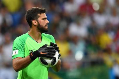 Brazils goalkeeper Alisson carries the ball during the Russia 2018 World Cup Group E football match between Brazil and Switzerland at the Rostov Arena in Rostov-On-Don on June 17, 2018. / AFP PHOTO / JOE KLAMAR / RESTRICTED TO EDITORIAL USE - NO MOBILE PUSH ALERTS/DOWNLOADS