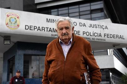 PR - MUJICA-VISITA-LULA-PRISÃO - GERAL - O ex presidente do Uruguai, José Mujica em entrevista coletiva após visitar o ex presidente Luiz Inácio Lula da Silva, que está preso na sede da Polícia Federal em Curitiba (PR), nesta quinta-feira (21). A presidente do PT, Gleise Hoffmann esteve presente. 